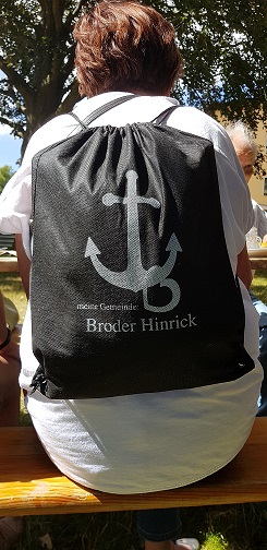Mit Broder Hinrick-Rucksack auf Konzertreise im Sommer 2018.