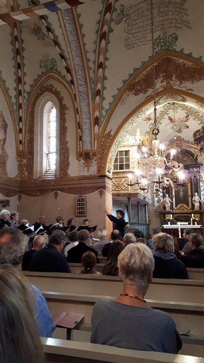 Kantorei Broder Hinrick singt in Rerik während ihrer Konzertreise 2018 im Gottesdienst.