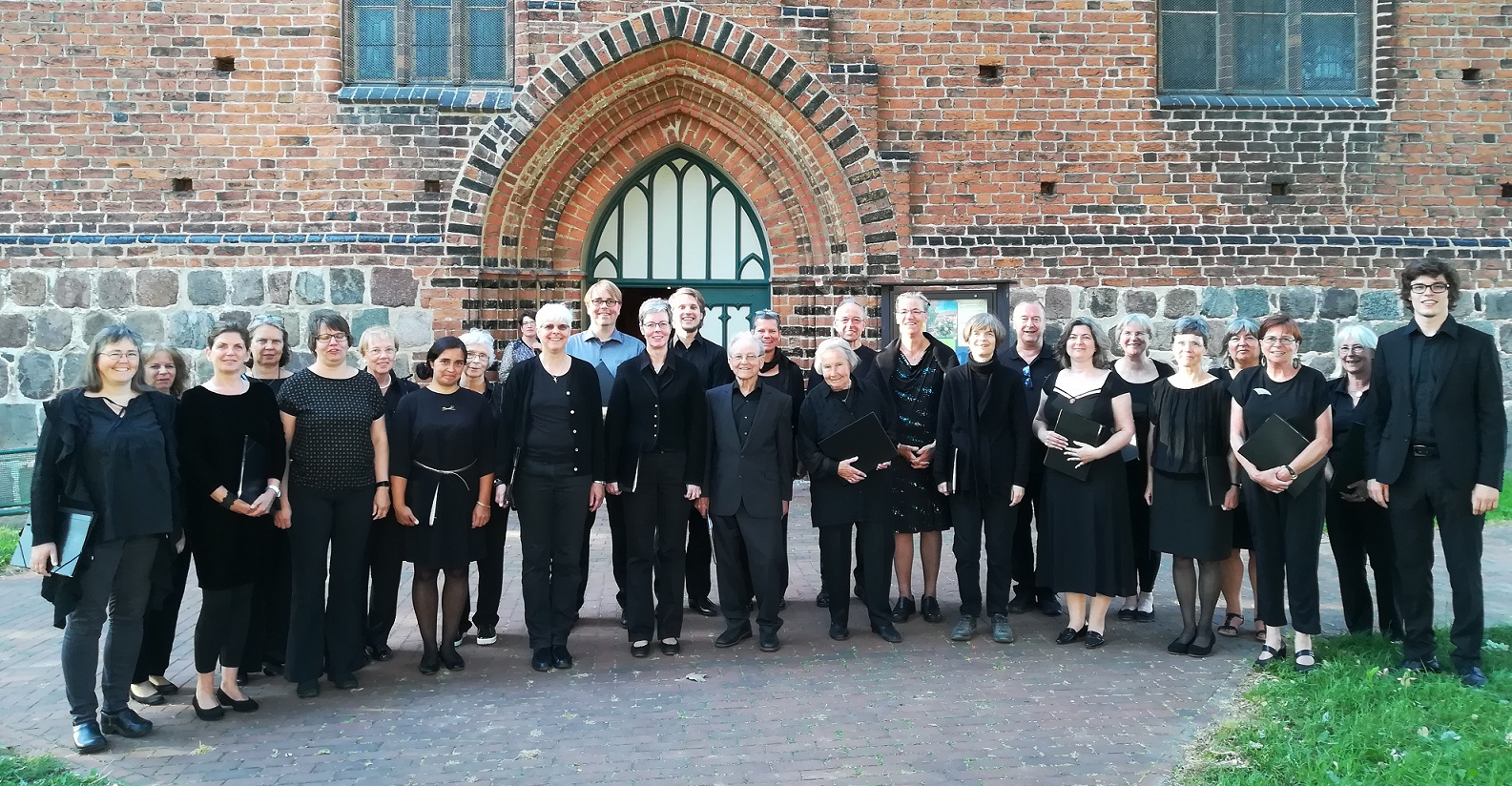 Kantorei Broder Hinrick während ihrer Konzertreise 2018 vor Peter-und-Paul-Kirche in Neubukow.